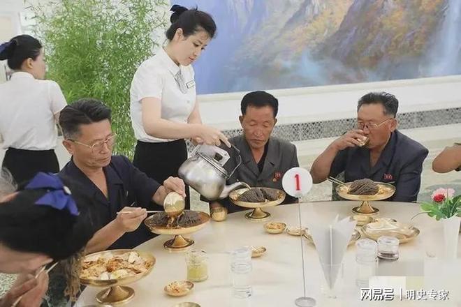人一天三顿都吃啥：玉米饭、泡菜、大酱汤K8凯发登录入口作为我们邻居普通朝鲜(图5)